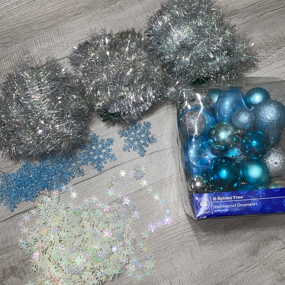 Christmas items - Picture 2 of 5